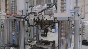 Eine große industrielle Presse um Faserstoffe in feste Formen zu bringen