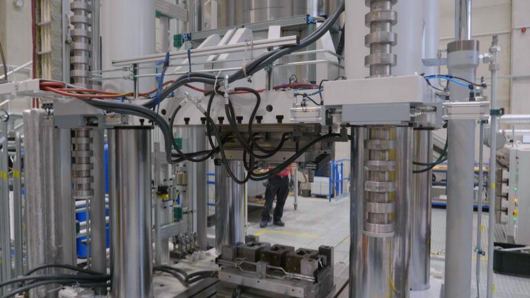 Eine große industrielle Presse um Faserstoffe in feste Formen zu bringen