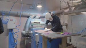 Ein Lackierer mit Maske bei der Arbeit