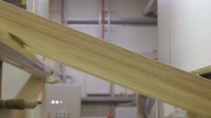 Eine gewebte Faser wird in einer Maschine prozessiert